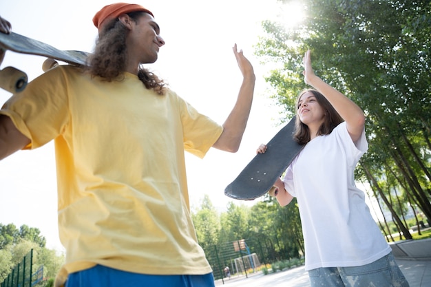 Professionele skateboarders hebben plezier in het skatepark