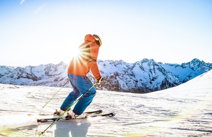 Foto professionele skiër atleet skiën bij zonsondergang op de top van de franse alpen skiresort