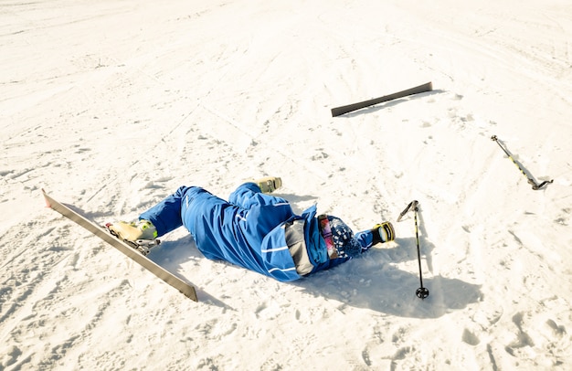 Professionele skiër na ongeval op de helling van het skigebied