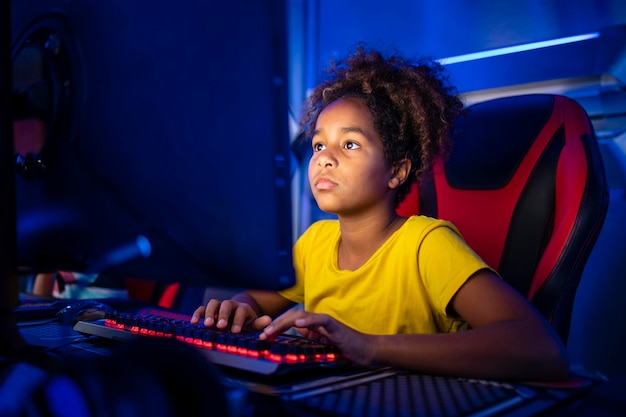 Professionele speler die 's nachts videogames speelt op de computer