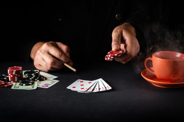 Professionele speler in een pokerclub met een straight flush winnende kaartcombinatie