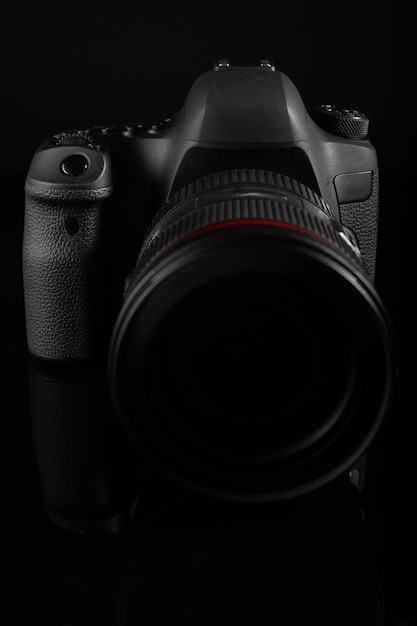 Foto professionele spiegelloze of dslr-camera met premium lens op donkere achtergrond