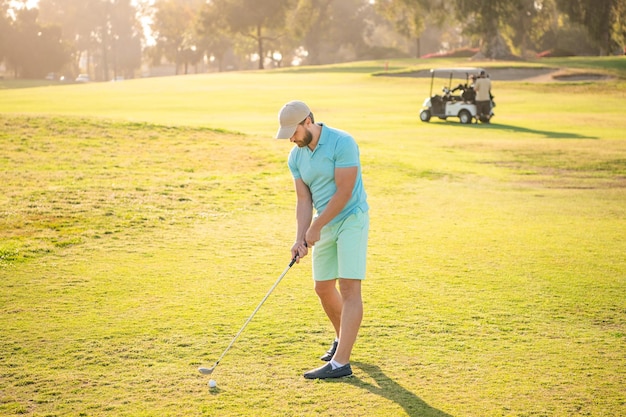 Professionele sport buiten mannelijke golfspeler op professionele golfbaan