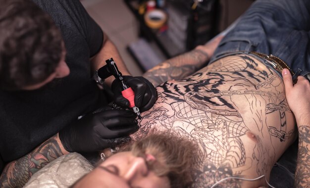 Professionele tatoeëerder doet een tatoeage in de Studio.