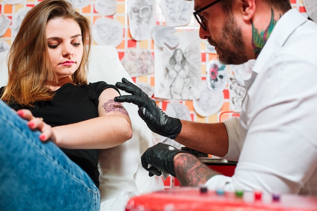 Professionele tatoeëerder maakt tatoeage