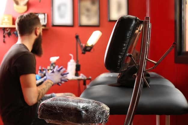 Professionele tattoo master werkplek in salon close-up weergave