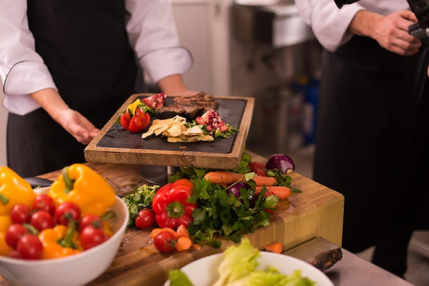 Professionele teamkoks en chef-koks bereiden maaltijden in de drukke hotel- of restaurantkeuken