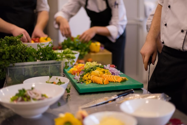 Professionele teamkoks en chef-koks bereiden maaltijden in de drukke hotel- of restaurantkeuken