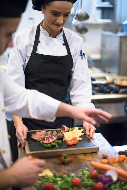 Professionele teamkoks en chef-koks bereiden maaltijden in de drukke hotel- of restaurantkeuken