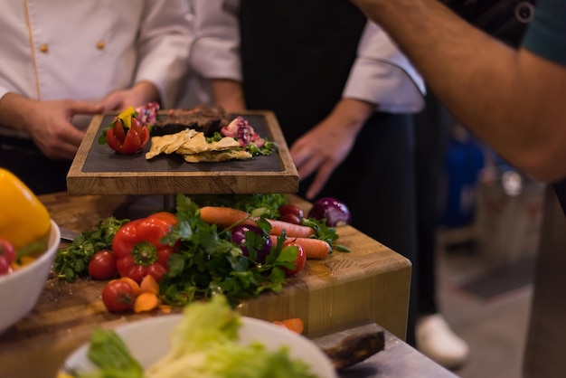 Foto professionele teamkoks en chef-koks bereiden maaltijden in de drukke hotel- of restaurantkeuken