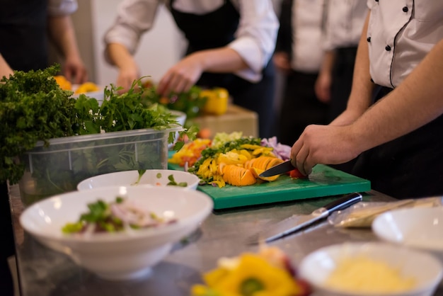 Professionele teamkoks en chef-koks bereiden maaltijden in de drukke hotel- of restaurantkeuken