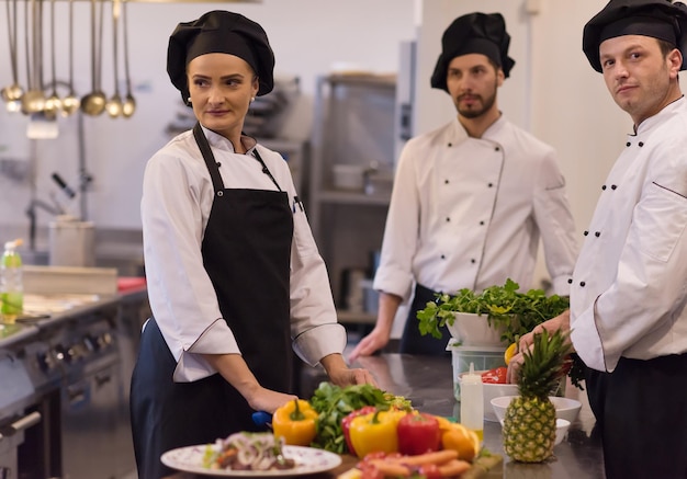 Professionele teamkoks en chef-koks bereiden maaltijden in de drukke hotel- of restaurantkeuken