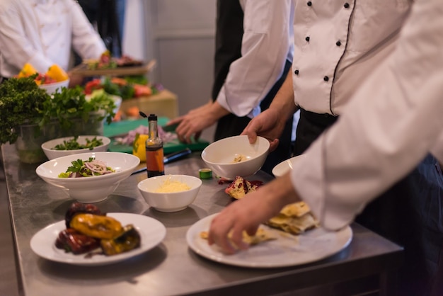 Professionele teamkoks en chef-koks bereiden maaltijden in de drukke hotel- of restaurantkeuken