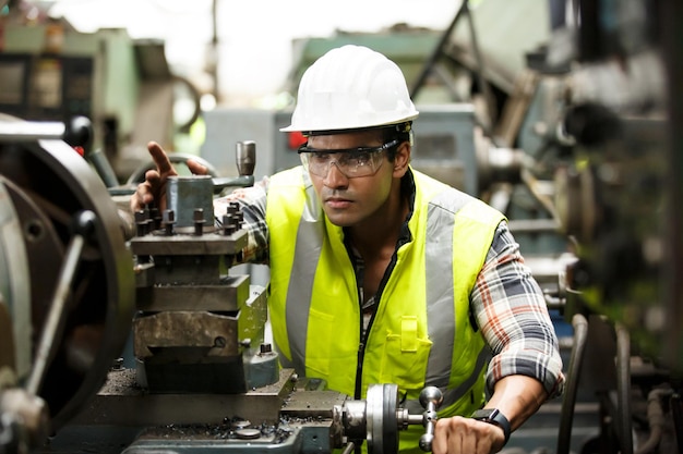 Professionele techniek, arbeider, Man Kwaliteitscontrole, onderhoud, check in fabriek