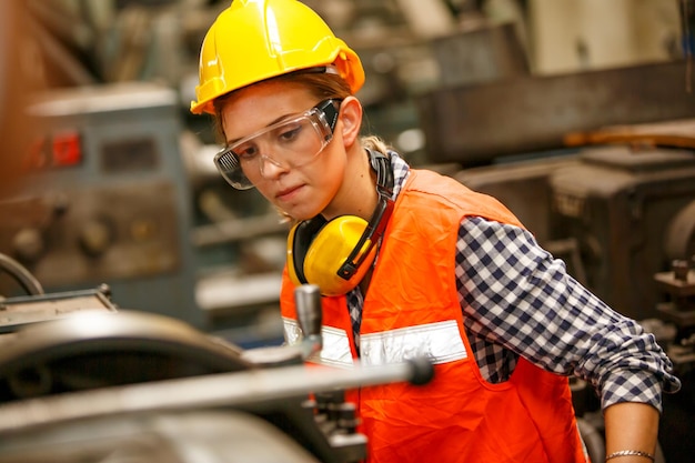 Professionele techniek, arbeider, Man Kwaliteitscontrole, onderhoud, check in fabriek