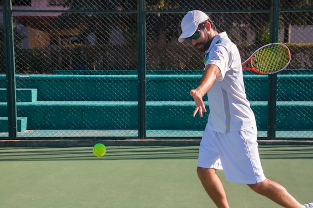 Professionele tennisspeler die een tenniswedstrijd speelt op een baan