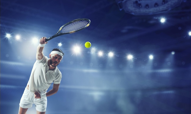 Professionele tennisspeler op stadion. Gemengde media