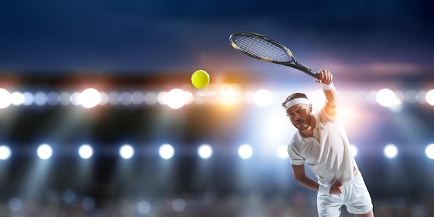 Professionele tennisspeler op stadion. Gemengde media