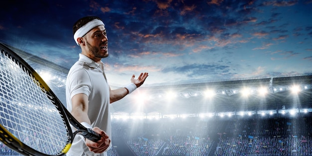 Professionele tennisspeler op stadion. Gemengde media