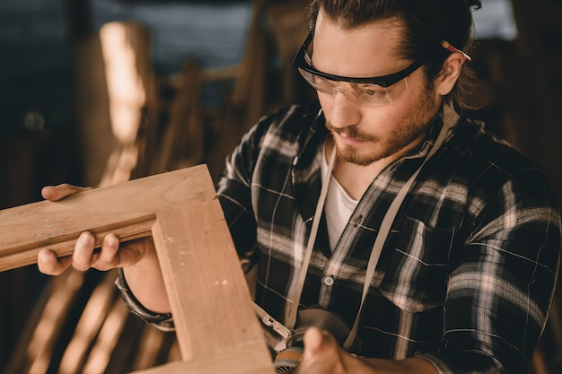 Professionele timmerman man authentieke handwerk houtbewerker Schrijnwerker of meubelbouwer doe-het-zelf projecten maker man