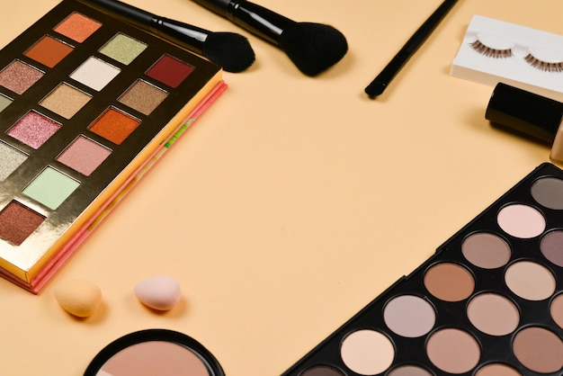 Professionele trendy make-up producten met cosmetische schoonheidsproducten, foundation, lippenstift, oogschaduw, wimpers, borstels en tools.