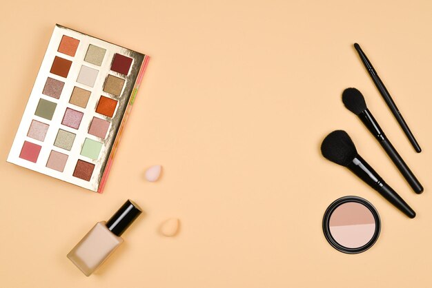 Professionele trendy make-upproducten met cosmetische schoonheidsproducten foundation lippenstift oogschaduwen wimpers borstels en gereedschappen