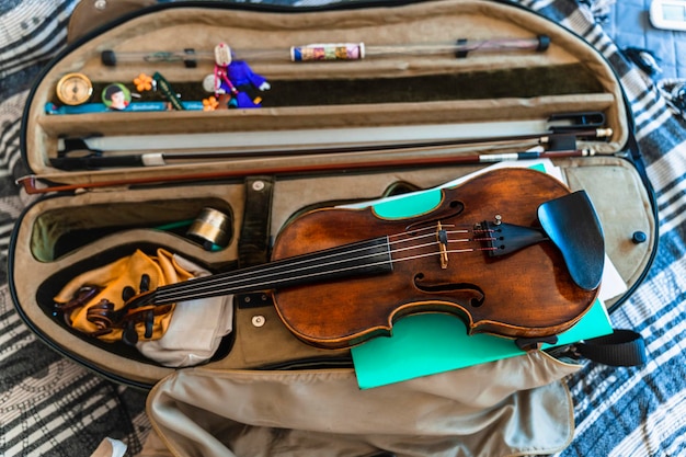 Professionele viool creëert magie met een oude cello.