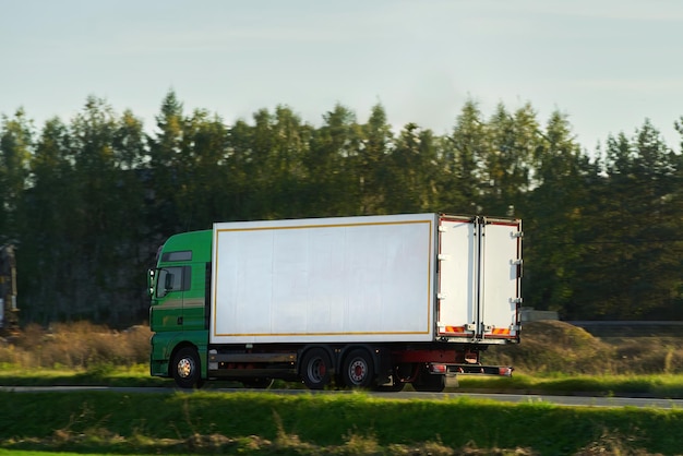 Professionele vrachtwagenchauffeurs die goederen op de snelweg bezorgen