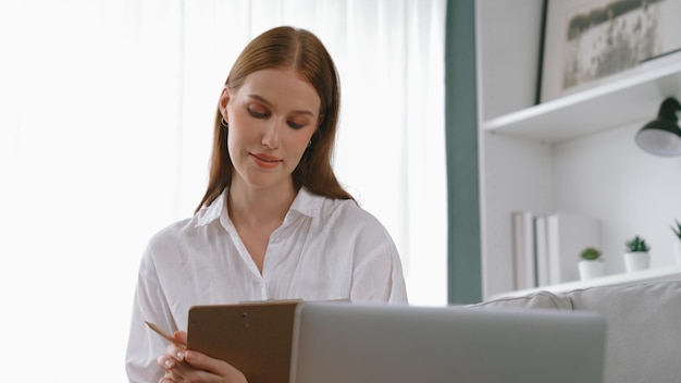 Professionele vrouwelijke psycholoog met clipboard portret zit in prim kantoor