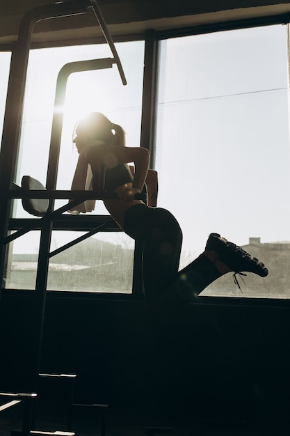 Professionele vrouwelijke turner training op parallelle staven in de sportschool