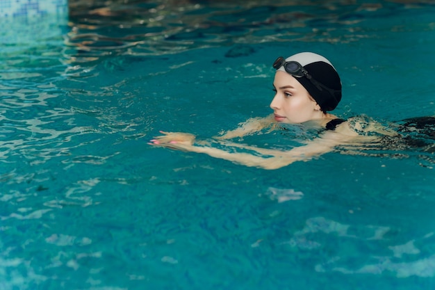 Professionele vrouwelijke zwemmer training in een zwembad