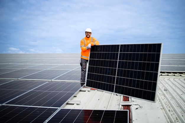 Professionele werker die zonnepanelen installeert voor gebruik van hernieuwbare energie