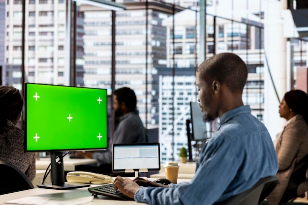 Professionele werknemer die bedrijfsgegevens op de pc analyseert naast het scherm voor het kopiëren van ruimte
