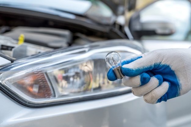 Professionele werknemer nieuwe halogeen gloeilampen auto wijzigen. reparatie auto