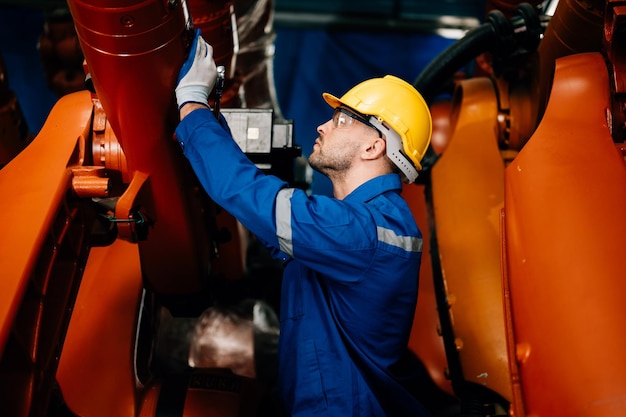 Professionele werknemer onderhoud machine robotarmen industriële machines Technicus werkt