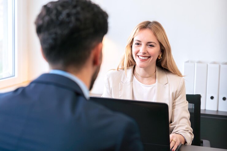Foto professionele zakelijke bijeenkomst tussen twee collega's in een helder kantoor