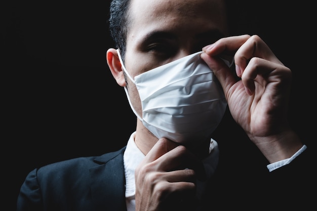 Professionele zakenman met chirurgisch gezichtsmasker, ziektevirusbescherming voor gezondheid, griep, kantoor, gezicht, infectie, quarantaineveiligheidspreventie van coronavirus COVID-19