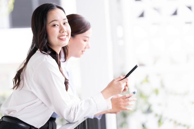 Professionele zakenvrouw die buiten een smartphone gebruikt