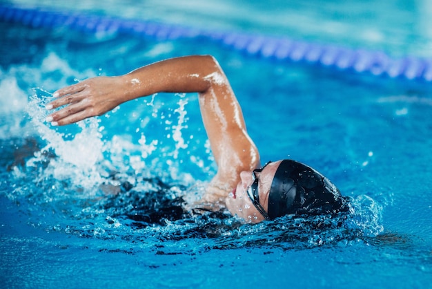 Professionele zwemmer zwemrace overdekt zwembad