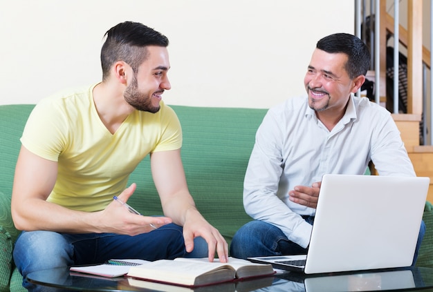 Professor die les geeft aan de student