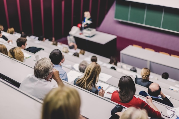 Photo professor giving presentation in lecture hall at university