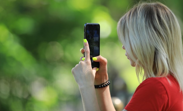 profiel close-up portret van een blond meisje met een kort kapsel