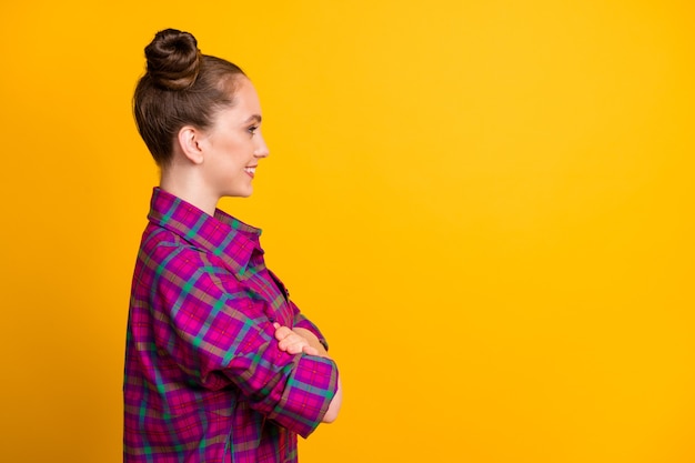 Foto profiel zijaanzicht portret van haar ze leuk aantrekkelijk vrolijk inhoud meisje freelancer gecontroleerd shirt gevouwen armen kopiëren lege lege ruimte geïsoleerd helder levendig glans levendige gele kleur achtergrond