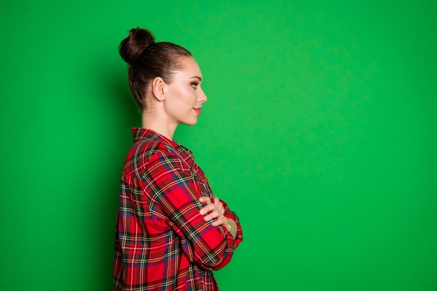 Foto profiel zijaanzicht portret van haar ze mooi aantrekkelijk vrij kalm vreedzaam vrolijk meisje met geruit hemd gevouwen armen schoonheidssalon geïsoleerd op heldere levendige glans levendige groene kleur achtergrond