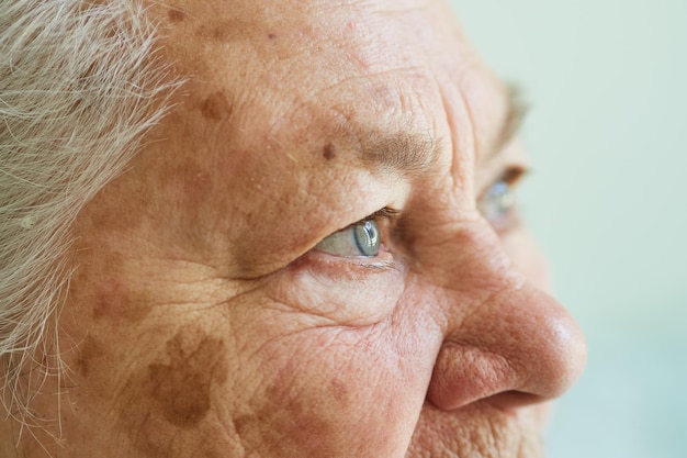 Profielaanzicht van het gezicht van een grijsharige oudere vrouw van 80 jaar oud