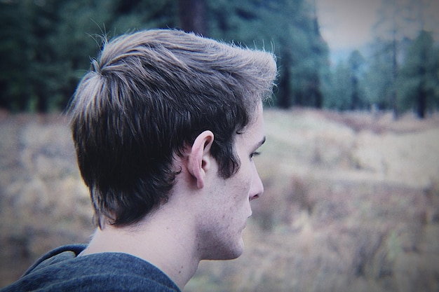 Foto profielfoto van een man in de buitenlucht