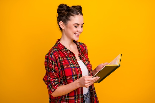 Profielfoto van mooie dame houdt boek voorgelezen