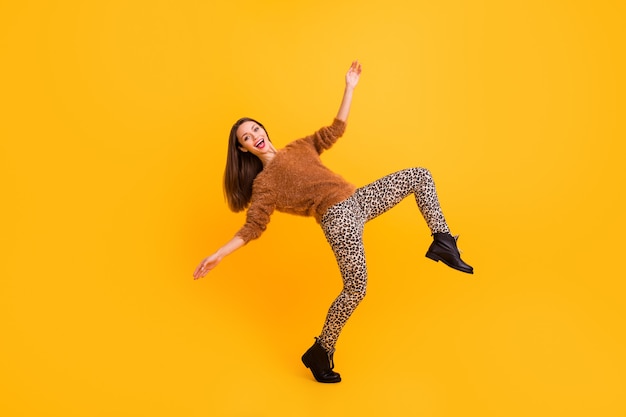 Profielfoto van volledige lengte van gekke dame die hoog been opheft