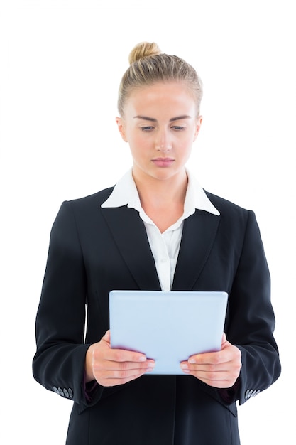 Foto profielmening van geconcentreerde jonge onderneemster die haar tablet gebruiken