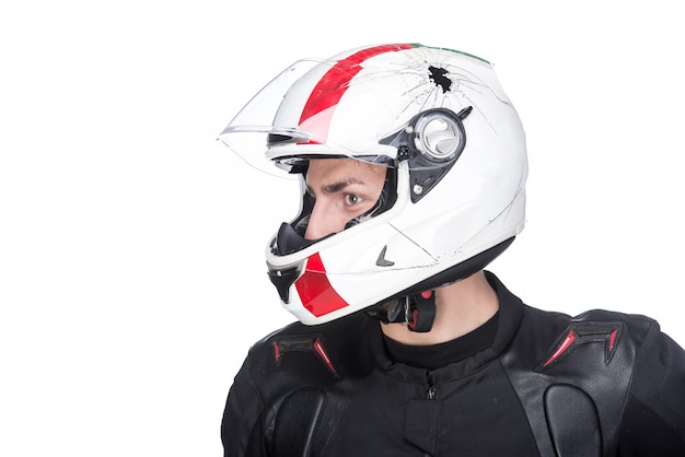 Profielportret van een jonge motorrijder met helm.